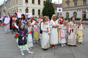 13.7.2015 Kielce. Roztańczony korowód uczestników Festiwalu Harcerskiego przeszedł ulicami Kielc. Prezydent wręczył harcerzom klucze do miasta. / Wojciech Habdas / Radio Kielce