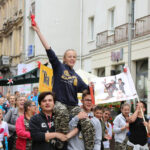 13.7.2015 Kielce. Roztańczony korowód uczestników Festiwalu Harcerskiego przeszedł ulicami Kielc. Prezydent wręczył harcerzom klucze do miasta. / Wojciech Habdas / Radio Kielce