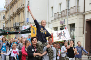 13.7.2015 Kielce. Roztańczony korowód uczestników Festiwalu Harcerskiego przeszedł ulicami Kielc. Prezydent wręczył harcerzom klucze do miasta. / Wojciech Habdas / Radio Kielce