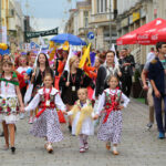 13.7.2015 Kielce. Roztańczony korowód uczestników Festiwalu Harcerskiego przeszedł ulicami Kielc. Prezydent wręczył harcerzom klucze do miasta. / Wojciech Habdas / Radio Kielce