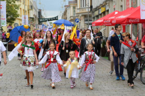 13.7.2015 Kielce. Roztańczony korowód uczestników Festiwalu Harcerskiego przeszedł ulicami Kielc. Prezydent wręczył harcerzom klucze do miasta. / Wojciech Habdas / Radio Kielce