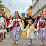 13.7.2015 Kielce. Roztańczony korowód uczestników Festiwalu Harcerskiego przeszedł ulicami Kielc. Prezydent wręczył harcerzom klucze do miasta. / Wojciech Habdas / Radio Kielce