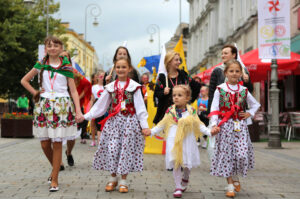 13.7.2015 Kielce. Roztańczony korowód uczestników Festiwalu Harcerskiego przeszedł ulicami Kielc. Prezydent wręczył harcerzom klucze do miasta. / Wojciech Habdas / Radio Kielce