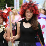 13.7.2015 Kielce. Roztańczony korowód uczestników Festiwalu Harcerskiego przeszedł ulicami Kielc. Prezydent wręczył harcerzom klucze do miasta. / Wojciech Habdas / Radio Kielce