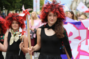 13.7.2015 Kielce. Roztańczony korowód uczestników Festiwalu Harcerskiego przeszedł ulicami Kielc. Prezydent wręczył harcerzom klucze do miasta. / Wojciech Habdas / Radio Kielce