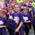 13.7.2015 Kielce. Roztańczony korowód uczestników Festiwalu Harcerskiego przeszedł ulicami Kielc. Prezydent wręczył harcerzom klucze do miasta. / Wojciech Habdas / Radio Kielce