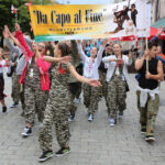 13.7.2015 Kielce. Roztańczony korowód uczestników Festiwalu Harcerskiego przeszedł ulicami Kielc. Prezydent wręczył harcerzom klucze do miasta. / Wojciech Habdas / Radio Kielce