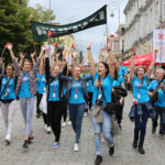 13.7.2015 Kielce. Roztańczony korowód uczestników Festiwalu Harcerskiego przeszedł ulicami Kielc. Prezydent wręczył harcerzom klucze do miasta. / Wojciech Habdas / Radio Kielce