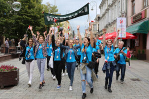 13.7.2015 Kielce. Roztańczony korowód uczestników Festiwalu Harcerskiego przeszedł ulicami Kielc. Prezydent wręczył harcerzom klucze do miasta. / Wojciech Habdas / Radio Kielce