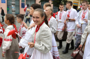 13.7.2015 Kielce. Roztańczony korowód uczestników Festiwalu Harcerskiego przeszedł ulicami Kielc. Prezydent wręczył harcerzom klucze do miasta. / Wojciech Habdas / Radio Kielce