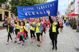 13.7.2015 Kielce. Roztańczony korowód uczestników Festiwalu Harcerskiego przeszedł ulicami Kielc. Prezydent wręczył harcerzom klucze do miasta. / Wojciech Habdas / Radio Kielce