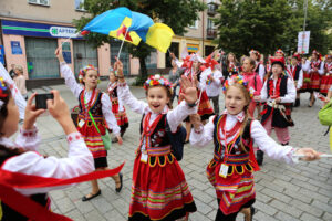 13.7.2015 Kielce. Roztańczony korowód uczestników Festiwalu Harcerskiego przeszedł ulicami Kielc. Prezydent wręczył harcerzom klucze do miasta. / Wojciech Habdas / Radio Kielce