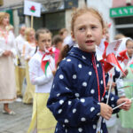 13.7.2015 Kielce. Roztańczony korowód uczestników Festiwalu Harcerskiego przeszedł ulicami Kielc. Prezydent wręczył harcerzom klucze do miasta. / Wojciech Habdas / Radio Kielce