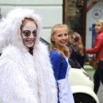 13.7.2015 Kielce. Roztańczony korowód uczestników Festiwalu Harcerskiego przeszedł ulicami Kielc. Prezydent wręczył harcerzom klucze do miasta. / Wojciech Habdas / Radio Kielce