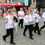 13.7.2015 Kielce. Roztańczony korowód uczestników Festiwalu Harcerskiego przeszedł ulicami Kielc. Prezydent wręczył harcerzom klucze do miasta. / Wojciech Habdas / Radio Kielce