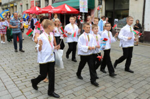 13.7.2015 Kielce. Roztańczony korowód uczestników Festiwalu Harcerskiego przeszedł ulicami Kielc. Prezydent wręczył harcerzom klucze do miasta. / Wojciech Habdas / Radio Kielce