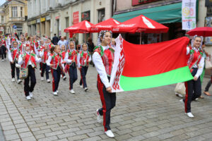 13.7.2015 Kielce. Roztańczony korowód uczestników Festiwalu Harcerskiego przeszedł ulicami Kielc. Prezydent wręczył harcerzom klucze do miasta. / Wojciech Habdas / Radio Kielce