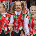 13.7.2015 Kielce. Roztańczony korowód uczestników Festiwalu Harcerskiego przeszedł ulicami Kielc. Prezydent wręczył harcerzom klucze do miasta. / Wojciech Habdas / Radio Kielce