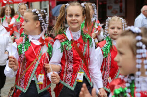 13.7.2015 Kielce. Roztańczony korowód uczestników Festiwalu Harcerskiego przeszedł ulicami Kielc. Prezydent wręczył harcerzom klucze do miasta. / Wojciech Habdas / Radio Kielce