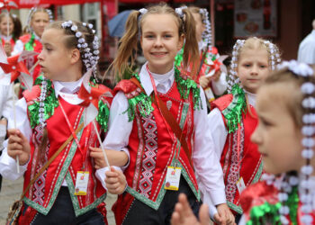 13.7.2015 Kielce. Roztańczony korowód uczestników Festiwalu Harcerskiego przeszedł ulicami Kielc. Prezydent wręczył harcerzom klucze do miasta. / Wojciech Habdas / Radio Kielce