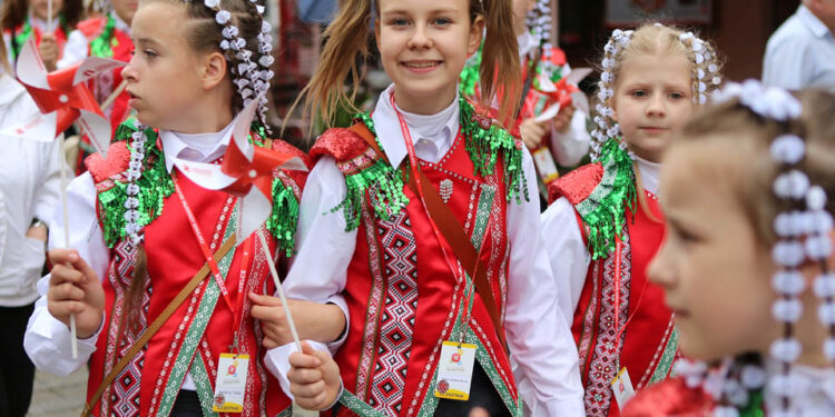 13.7.2015 Kielce. Roztańczony korowód uczestników Festiwalu Harcerskiego przeszedł ulicami Kielc. Prezydent wręczył harcerzom klucze do miasta. / Wojciech Habdas / Radio Kielce