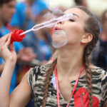 13.7.2015 Kielce. Roztańczony korowód uczestników Festiwalu Harcerskiego przeszedł ulicami Kielc. Prezydent wręczył harcerzom klucze do miasta. / Wojciech Habdas / Radio Kielce