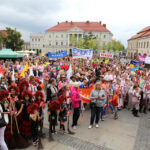 13.7.2015 Kielce. Roztańczony korowód uczestników Festiwalu Harcerskiego przeszedł ulicami Kielc. Prezydent wręczył harcerzom klucze do miasta. / Wojciech Habdas / Radio Kielce