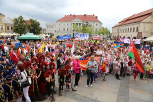 13.7.2015 Kielce. Roztańczony korowód uczestników Festiwalu Harcerskiego przeszedł ulicami Kielc. Prezydent wręczył harcerzom klucze do miasta. / Wojciech Habdas / Radio Kielce