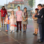 13.7.2015 Kielce. Roztańczony korowód uczestników Festiwalu Harcerskiego przeszedł ulicami Kielc. Prezydent wręczył harcerzom klucze do miasta. / Wojciech Habdas / Radio Kielce