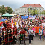 13.7.2015 Kielce. Roztańczony korowód uczestników Festiwalu Harcerskiego przeszedł ulicami Kielc. Prezydent wręczył harcerzom klucze do miasta. / Wojciech Habdas / Radio Kielce