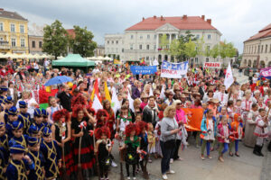 13.7.2015 Kielce. Roztańczony korowód uczestników Festiwalu Harcerskiego przeszedł ulicami Kielc. Prezydent wręczył harcerzom klucze do miasta. / Wojciech Habdas / Radio Kielce