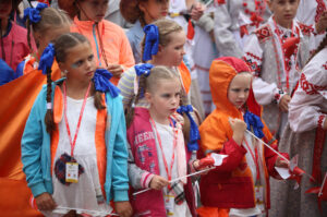 13.7.2015 Kielce. Roztańczony korowód uczestników Festiwalu Harcerskiego przeszedł ulicami Kielc. Prezydent wręczył harcerzom klucze do miasta. / Wojciech Habdas / Radio Kielce