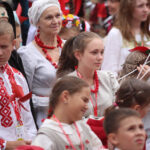 13.7.2015 Kielce. Roztańczony korowód uczestników Festiwalu Harcerskiego przeszedł ulicami Kielc. Prezydent wręczył harcerzom klucze do miasta. / Wojciech Habdas / Radio Kielce