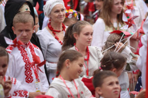 13.7.2015 Kielce. Roztańczony korowód uczestników Festiwalu Harcerskiego przeszedł ulicami Kielc. Prezydent wręczył harcerzom klucze do miasta. / Wojciech Habdas / Radio Kielce