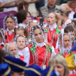 13.7.2015 Kielce. Roztańczony korowód uczestników Festiwalu Harcerskiego przeszedł ulicami Kielc. Prezydent wręczył harcerzom klucze do miasta. / Wojciech Habdas / Radio Kielce