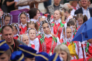 13.7.2015 Kielce. Roztańczony korowód uczestników Festiwalu Harcerskiego przeszedł ulicami Kielc. Prezydent wręczył harcerzom klucze do miasta. / Wojciech Habdas / Radio Kielce