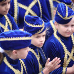 13.7.2015 Kielce. Roztańczony korowód uczestników Festiwalu Harcerskiego przeszedł ulicami Kielc. Prezydent wręczył harcerzom klucze do miasta. / Wojciech Habdas / Radio Kielce