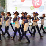 13.7.2015 Kielce. Roztańczony korowód uczestników Festiwalu Harcerskiego przeszedł ulicami Kielc. Prezydent wręczył harcerzom klucze do miasta. / Wojciech Habdas / Radio Kielce