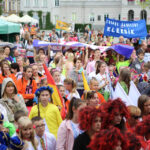 13.7.2015 Kielce. Roztańczony korowód uczestników Festiwalu Harcerskiego przeszedł ulicami Kielc. Prezydent wręczył harcerzom klucze do miasta. / Wojciech Habdas / Radio Kielce