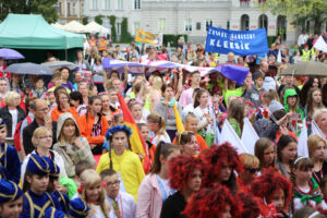 13.7.2015 Kielce. Roztańczony korowód uczestników Festiwalu Harcerskiego przeszedł ulicami Kielc. Prezydent wręczył harcerzom klucze do miasta. / Wojciech Habdas / Radio Kielce