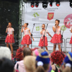 13.7.2015 Kielce. Roztańczony korowód uczestników Festiwalu Harcerskiego przeszedł ulicami Kielc. Prezydent wręczył harcerzom klucze do miasta. / Wojciech Habdas / Radio Kielce