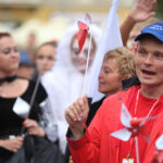 13.7.2015 Kielce. Roztańczony korowód uczestników Festiwalu Harcerskiego przeszedł ulicami Kielc. Prezydent wręczył harcerzom klucze do miasta. / Wojciech Habdas / Radio Kielce