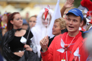 13.7.2015 Kielce. Roztańczony korowód uczestników Festiwalu Harcerskiego przeszedł ulicami Kielc. Prezydent wręczył harcerzom klucze do miasta. / Wojciech Habdas / Radio Kielce