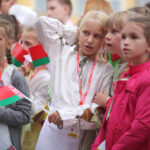 13.7.2015 Kielce. Roztańczony korowód uczestników Festiwalu Harcerskiego przeszedł ulicami Kielc. Prezydent wręczył harcerzom klucze do miasta. / Wojciech Habdas / Radio Kielce