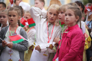 13.7.2015 Kielce. Roztańczony korowód uczestników Festiwalu Harcerskiego przeszedł ulicami Kielc. Prezydent wręczył harcerzom klucze do miasta. / Wojciech Habdas / Radio Kielce