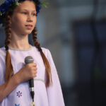 13.7.2015 Kielce. Roztańczony korowód uczestników Festiwalu Harcerskiego przeszedł ulicami Kielc. Prezydent wręczył harcerzom klucze do miasta. / Wojciech Habdas / Radio Kielce