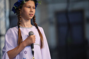 13.7.2015 Kielce. Roztańczony korowód uczestników Festiwalu Harcerskiego przeszedł ulicami Kielc. Prezydent wręczył harcerzom klucze do miasta. / Wojciech Habdas / Radio Kielce