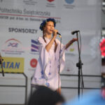 13.7.2015 Kielce. Roztańczony korowód uczestników Festiwalu Harcerskiego przeszedł ulicami Kielc. Prezydent wręczył harcerzom klucze do miasta. / Wojciech Habdas / Radio Kielce