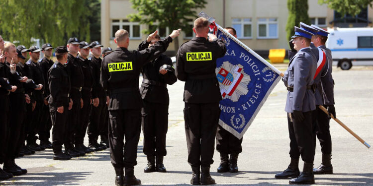 16.7.2015 Kielce. Ślubowanie nowych policjantów, wręczenie odznaczeń, i awansów. / Wojciech Habdas / Radio Kielce