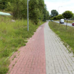 16.7.2015 Kielce. Ścieżka rowerowa wzdłuż ul. Łódzkiej zapada się i porasta chwastami. / Wojciech Habdas / Radio Kielce